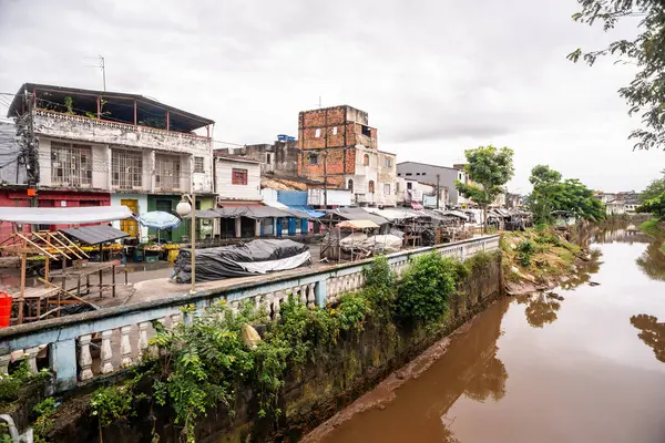 Santo Amaro, Bahia, Brezilya - 18 Mayıs 2025: Santo Amaro, Bahia, Brezilya 'da sakin ve kirli akan Subae Nehri manzarası