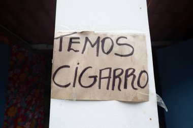 Bir işyerinin duvarında 