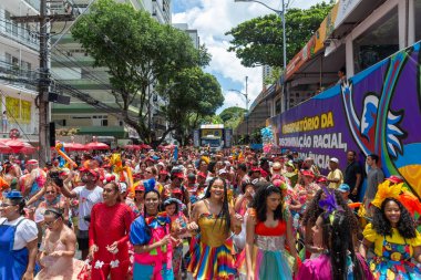 Salvador, Bahia, Brezilya - 01 Mart 2025: Yüzlerce insan Brezilya 'nın Salvador kentindeki karnaval sırasında kostüm içinde eğlenirken görülüyor.