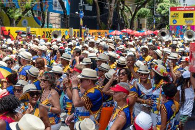 Salvador, Bahia, Brezilya - 01 Mart 2025: Yüzlerce kişilik Samba kültür grubu, Brezilya 'nın Salvador kentindeki karnaval sırasında geçit töreni yaparken görülüyor.