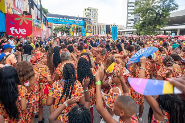 Salvador, Bahia, Brezilya - 01 Mart 2025: Bahia, Salvador 'da bir karnaval geçidi sırasında kültürel bir gruptaki insanlar dans ediyorlar.