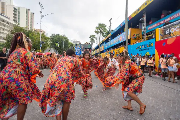 Salvador, Bahia, Brezilya - 01 Mart 2025: Geleneksel kültür grubu, Bahia 'nın Salvador kentindeki karnavalda yürüyüş ve dans ederken görülüyor.