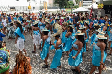 Salvador, Bahia, Brezilya - 01 Mart 2025: Geleneksel kültür grubu, Bahia 'nın Salvador kentindeki karnavalda yürüyüş ve dans ederken görülüyor.