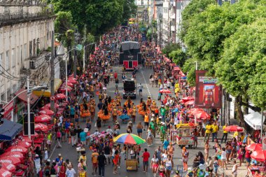 Salvador, Bahia, Brezilya - 01 Mart 2025: Bahia, Salvador 'da bir karnaval geçidi sırasında şenlik kalabalığı dans ederken ve eğlenirken görüldü.