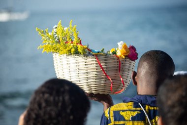 Salvador, Bahia, Brezilya - 02 Şubat 2025: Candombe halkı Rio Vermelho plajında Iemanja 'ya saygı duruşuna katılıyor. Bahia, Salvador şehri..