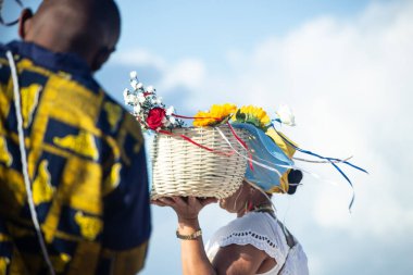 Salvador, Bahia, Brezilya - 02 Şubat 2025: Rio Vermelho plajındaki Iemanja festivaline dindar insanlar ve turistler katılıyor. Bahia, Salvador şehri..