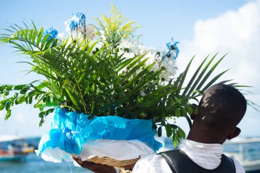 Salvador, Bahia, Brezilya - Şubat 02, 2025: Brezilya 'nın Salvador kentindeki Rio Vermelho plajında Candomble' ı izleyen dindar insanların görüntüsü.