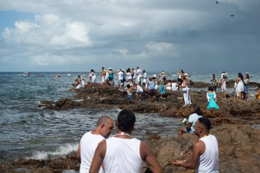Salvador, Bahia, Brezilya - 02 Şubat 2025: Candomble taraftarları plajda Iemanja 'ya saygılarını sunarken görüldü. Salvador, Bahia.