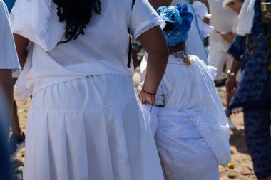 Salvador, Bahia, Brezilya - 02 Şubat 2025: Candomble 'lı bir grup Iemanja' ya saygılarını sunuyorlar. Salvador, Bahia.