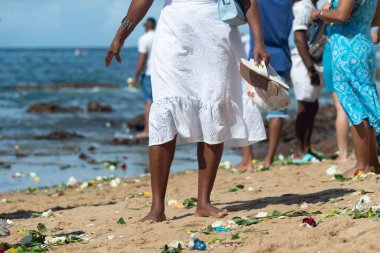 Salvador, Bahia, Brezilya - 02 Şubat 2025: Candomble taraftarları plajda Iemanja 'ya saygılarını sunarken görüldü. Salvador, Bahia.