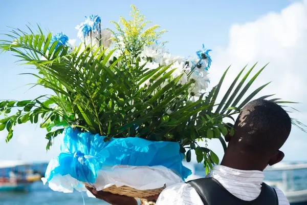 Salvador, Bahia, Brezilya - Şubat 02, 2025: Brezilya 'nın Salvador kentindeki Rio Vermelho plajında Candomble' ı izleyen dindar insanların görüntüsü.