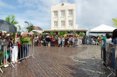 Salvador, Bahia, Brezilya - 13 Nisan 2025: Brezilya 'nın Salvador kentinde yağmurlu bir günde bir avuç dolusu inanan insan dua ediyor ve Palm Sunday ayinine katılıyor