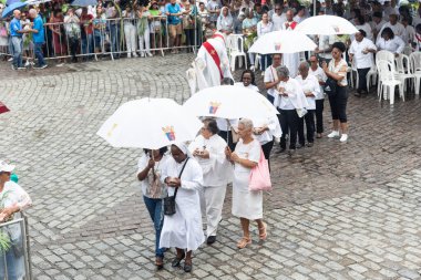 Salvador, Bahia, Brezilya - 13 Nisan 2025: Katolikler Palm Sunday ayinine katılan ve dua eden belediye meydanında görülüyor. Salvador, Brezilya