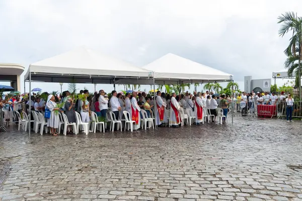 Salvador, Bahia, Brezilya - 13 Nisan 2025: Katolikler Palm Sunday ayinine katılan ve dua eden belediye meydanında görülüyor. Salvador, Brezilya