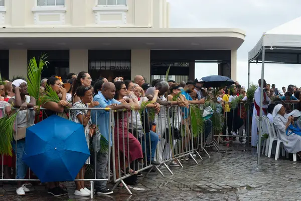 Salvador, Bahia, Brezilya - 13 Nisan 2025: Katolikler Palm Sunday ayinine katılan ve dua eden belediye meydanında görülüyor. Salvador, Brezilya