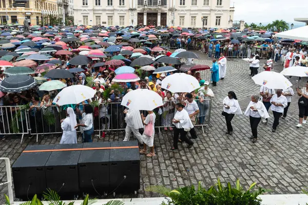 Salvador, Bahia, Brezilya - 13 Nisan 2025: Yüzlerce Katolik şemsiye tutuyor ve Palm Sunday Mass 'e katılıyor. Salvador, Brezilya