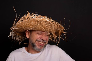 Brezilya 'daki Sao Joao festivalinin karakterini temsil eden hasır şapka ve beyaz gömlek giyen gülümseyen sakallı adam. Geleneksel festival.