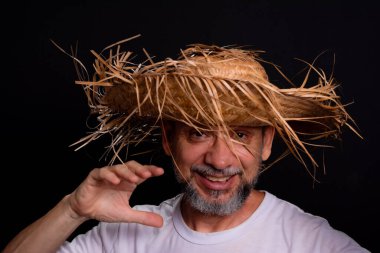 Brezilya 'daki Sao Joao festivalinin karakterini temsil eden hasır şapka ve beyaz gömlek giyen gülümseyen sakallı adam. Geleneksel festival.