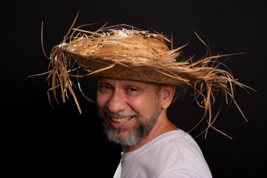Brezilya 'daki Sao Joao festivalinin karakterini temsil eden hasır şapka ve beyaz gömlek giyen gülümseyen sakallı adam. Geleneksel festival.