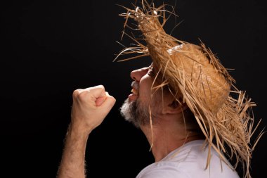 Brezilya 'daki Sao Joao partisi için hasır şapka ve beyaz gömlek giyen gülümseyen sakallı adam. Geleneksel parti.