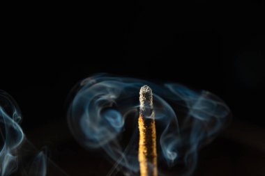 Yumuşak mavi tonlarda tütsü dumanı. Stüdyo çekimi.