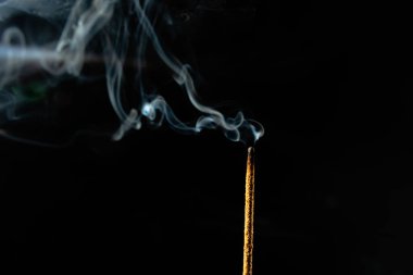 Esmer arka planda tütsü tütsülerinin yakın plan görüntüsü. Stüdyo çekimi.