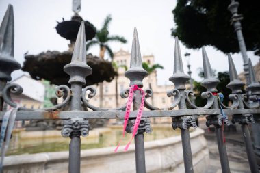 Salvador, Bahia, Brezilya - 15 Ocak 2025: Brezilya 'nın Salvador kentindeki Terreiro de Jesus, Pelourinho kentindeki demir çite bağlı hatıra kurdeleleri.