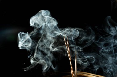 Tütsü çubuğunun ucundan çıkan mavi-beyaz duman. Stüdyo çekimi.