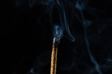 Esmer arka planda tütsü tütsülerinin yakın plan görüntüsü. Stüdyo çekimi.