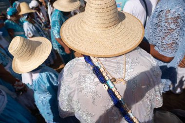 Salvador, Bahia, Brezilya - Şubat 02, 2025: Candomble taraftarları Rio Vermelho sahilinde Iemanja 'ya saygılarını sunarken görüldü. Salvador, Bahia.