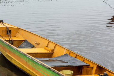 Çapalı balıkçı tekneleri ve kanoları olan kudretli bir nehir. Yağmurlu ve soğuk bir gün.