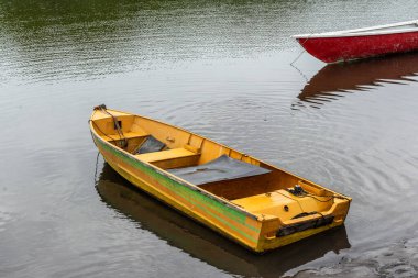 Çapalı balıkçı tekneleri ve kanoları olan kudretli bir nehir. Yağmurlu ve soğuk bir gün.