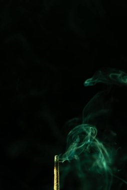 Yumuşak yeşil tonlarda tütsü dumanı. Stüdyo çekimi.