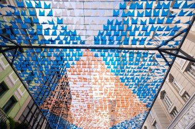 Saint John festivali için dekoratif flamalar, binaların arasına asılmış ve renkli. Pelourinho 'da Haziran festivali.