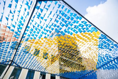 Saint John festivali için dekoratif flamalar, binaların arasına asılmış ve renkli. Pelourinho 'da Haziran festivali.