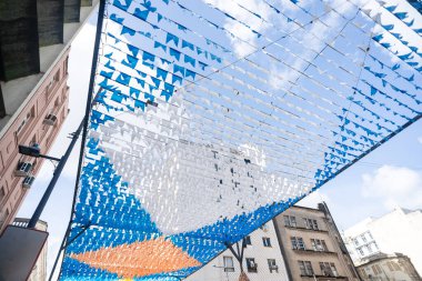 Saint John festivali için dekoratif flamalar, binaların arasına asılmış ve renkli. Pelourinho 'da Haziran festivali.