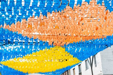 Saint John festivali için dekoratif flamalar, binaların arasına asılmış ve renkli. Pelourinho 'da Haziran festivali.