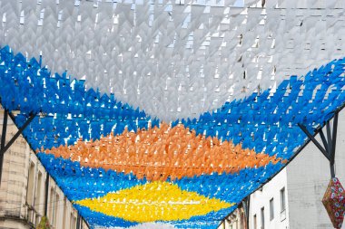 Saint John festivali için dekoratif flamalar, binaların arasına asılmış ve renkli. Pelourinho 'da Haziran festivali.