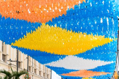 Saint John festivali için dekoratif flamalar, binaların arasına asılmış ve renkli. Pelourinho 'da Haziran festivali.