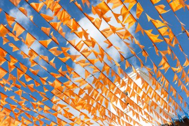 Haziran şenliklerini süsleyen renkli afişler. Plastik nesneler yukarıda asılı. Pelourinho, Brezilya.