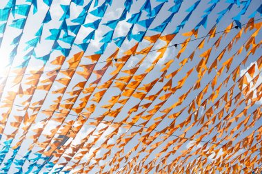 Saint John festivali için dekoratif flamalar, binaların arasına asılmış ve renkli. Pelourinho 'da Haziran festivali.