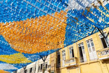 Saint John festivali için dekoratif flamalar, binaların arasına asılmış ve renkli. Pelourinho 'da Haziran festivali.