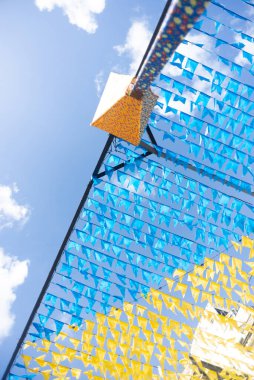 Saint John festivali için dekoratif flamalar, binaların arasına asılmış ve renkli. Pelourinho 'da Haziran festivali.