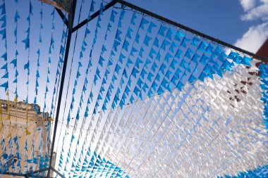 Saint John festivali için dekoratif flamalar, binaların arasına asılmış ve renkli. Pelourinho 'da Haziran festivali.