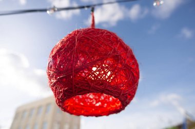 Aziz John bayramı için içinde bir ampul bulunan kırmızı süsleme. Pelourinho, Brezilya.