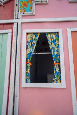 Aziz John bayramı için renkli kumaşlarla süslenmiş pencere. Pelourinho, Brezilya.