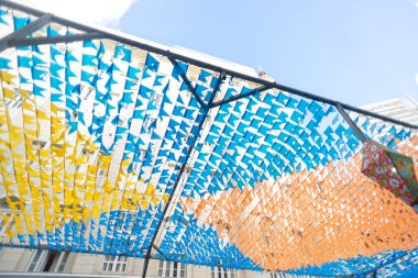 Saint John festivali için dekoratif flamalar, binaların arasına asılmış ve renkli. Pelourinho 'da Haziran festivali.