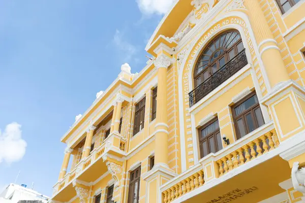 Salvador, Bahia, Brezilya - 07 Haziran 2025: Brezilya 'nın Salvador şehrinin tarihi merkezinde yer alan Tira Chapeu adlı bina ve restoranın ön cephesi.