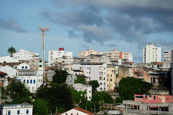 Salvador, Bahia, Brezilya - 07 Haziran 2025: Brezilya 'nın tarihi merkezi Salvador' da bulunan eski konut ve ticari binaların manzarası.