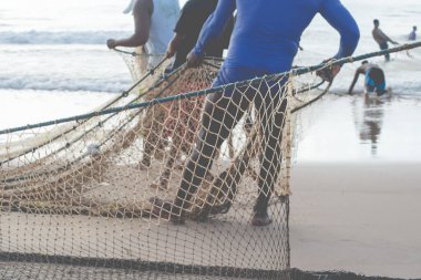 Kimliği belirsiz balıkçıların yarısı balık ağı çekiyor. Balıkçılık hobisi. Brezilya